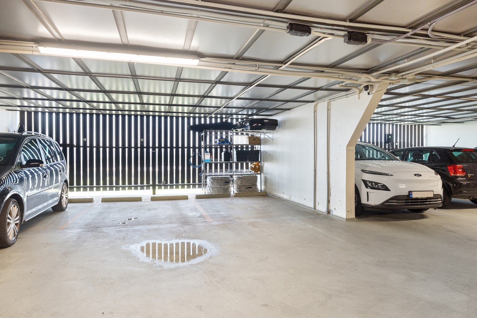Det disponeres garasjeplass i felles anlegg. Galleribilde