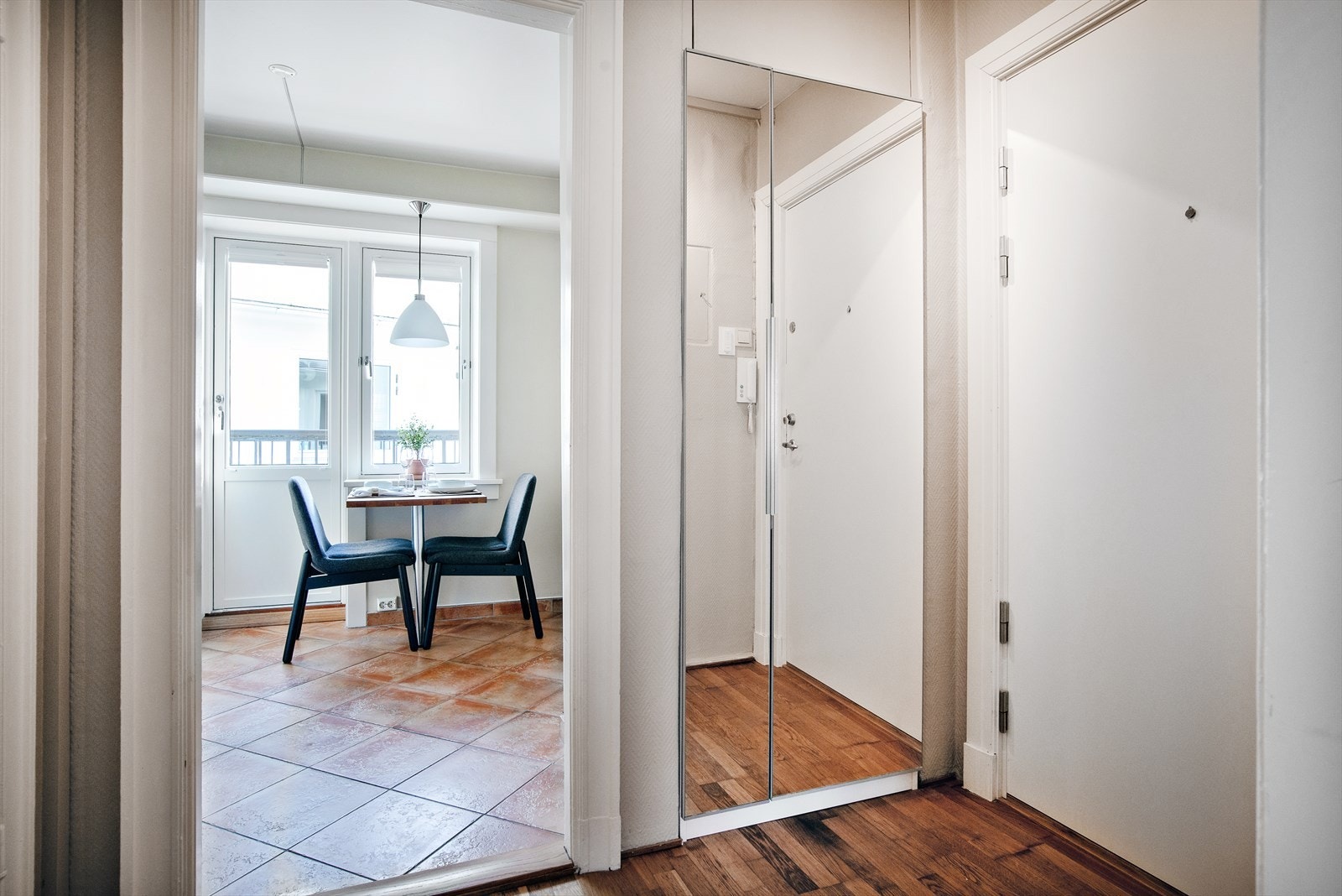 Gang med garderobeskap. Leiligheten disponerer også to boder (loft og kjeller) Galleribilde