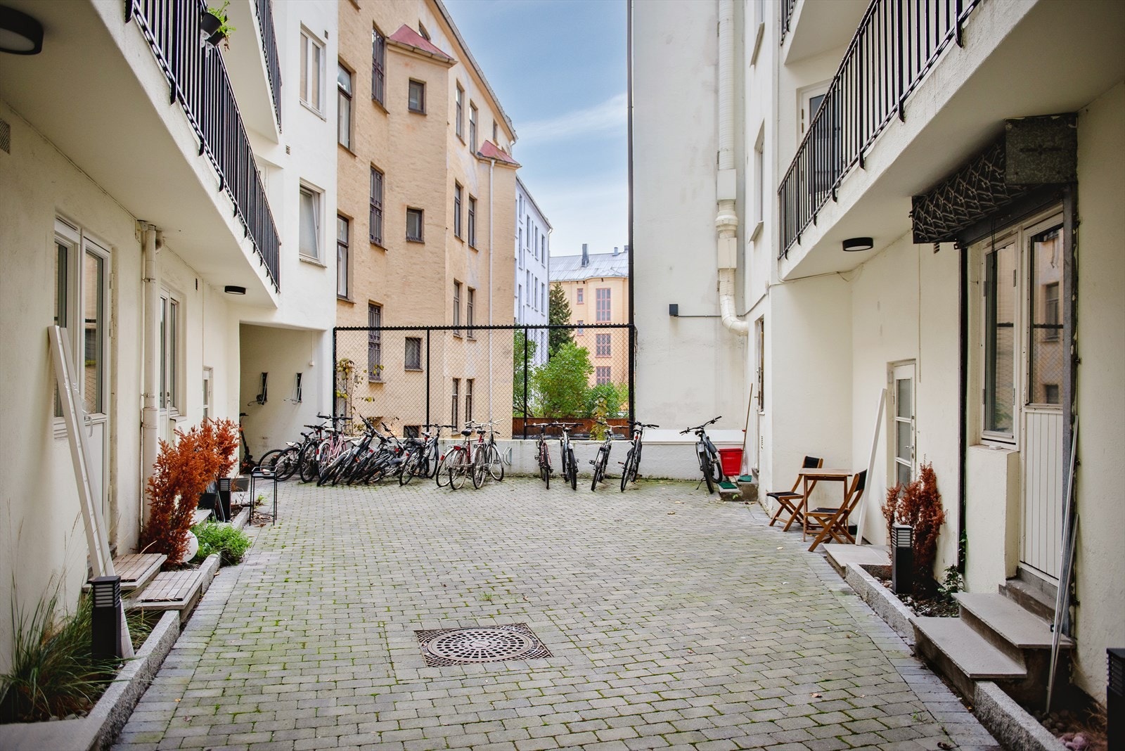 Skjermet bakgård med sykkelparkering Galleribilde