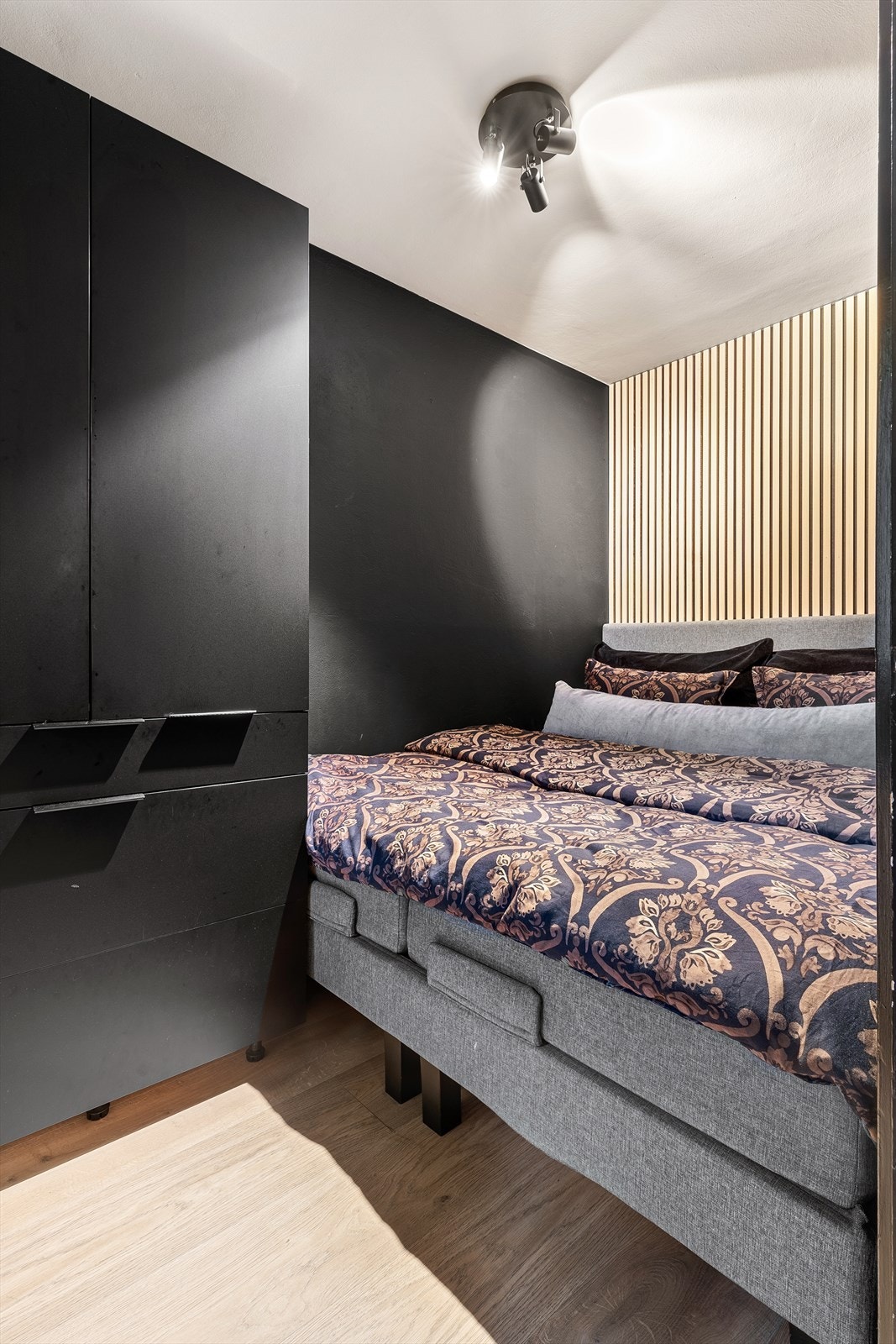 Stort vindu, garderobeskap og spileplater på vegg i soverom. Galleribilde