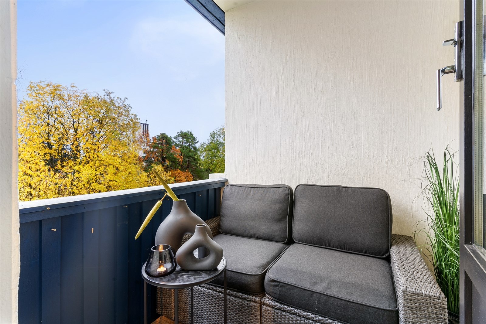 Fra stuen er det utgang til en høytliggende og tilbaketrukket balkong med god plass for utemøblement og beplantning. Galleribilde