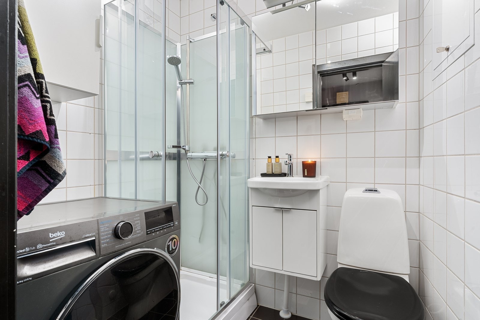 Delikat flislagt baderom med gulvvarme fra 2013. Galleribilde