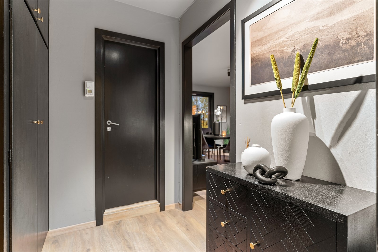 I entréen er det god plass til å henge fra seg ytterjakker og sko. I tillegg er det også installert et garderobeskap i entré. Galleribilde