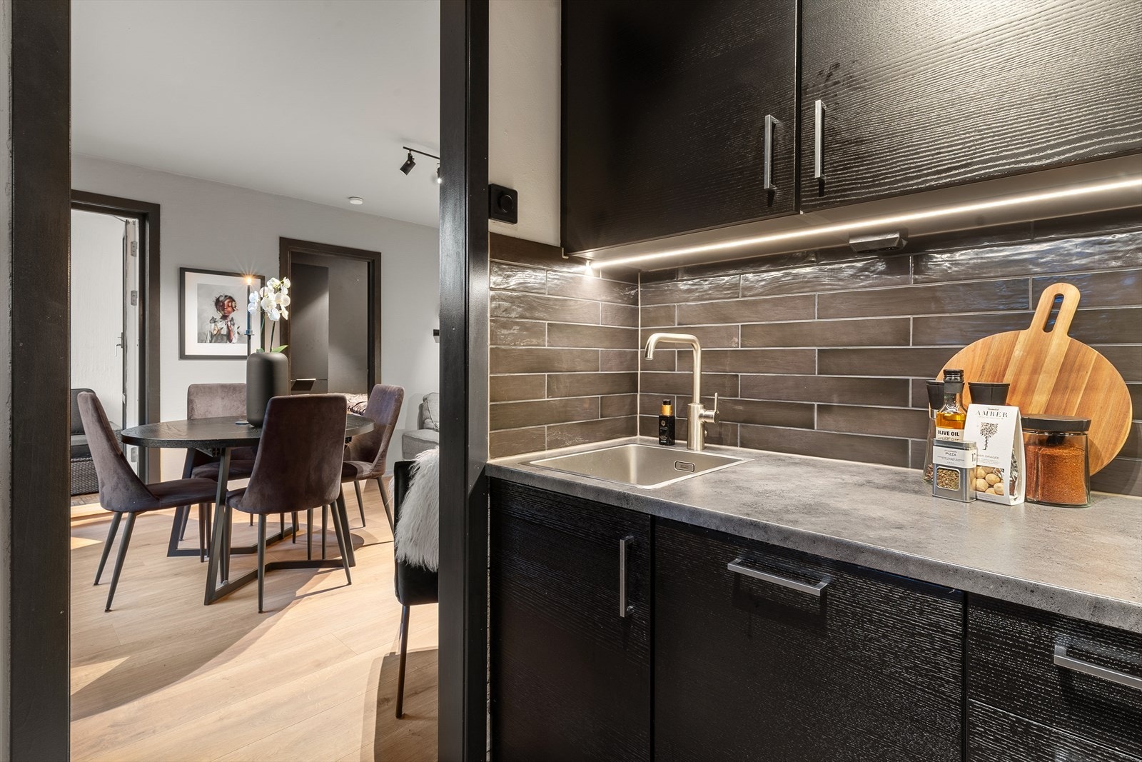 Separat kjøkken - Laminat benkeplate med nedfelt kum i rustfritt stål. Meget pene fliser på vegg over benkeplate og belysning under overskap. Galleribilde