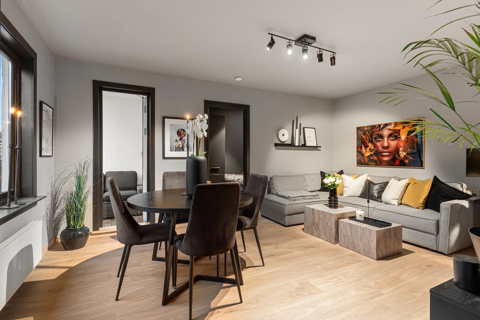 Stuen er åpen og romslig med mange ulike møbleringsmuligheter. Det er lagt nytt meget pent og slitesterkt laminatgulv i 2023. Galleribilde