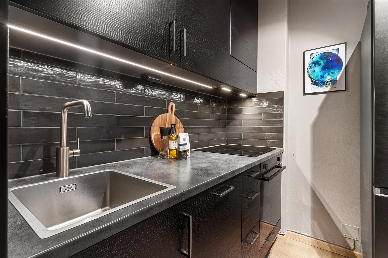 Helt ny kjøkkeninnredning i 2023 med glatte fronter fra Epoq og lagringsplass helt opp til taket. Stekeovn, platetopp og oppvaskmaskin er alt integrert i innredningen. Galleribilde