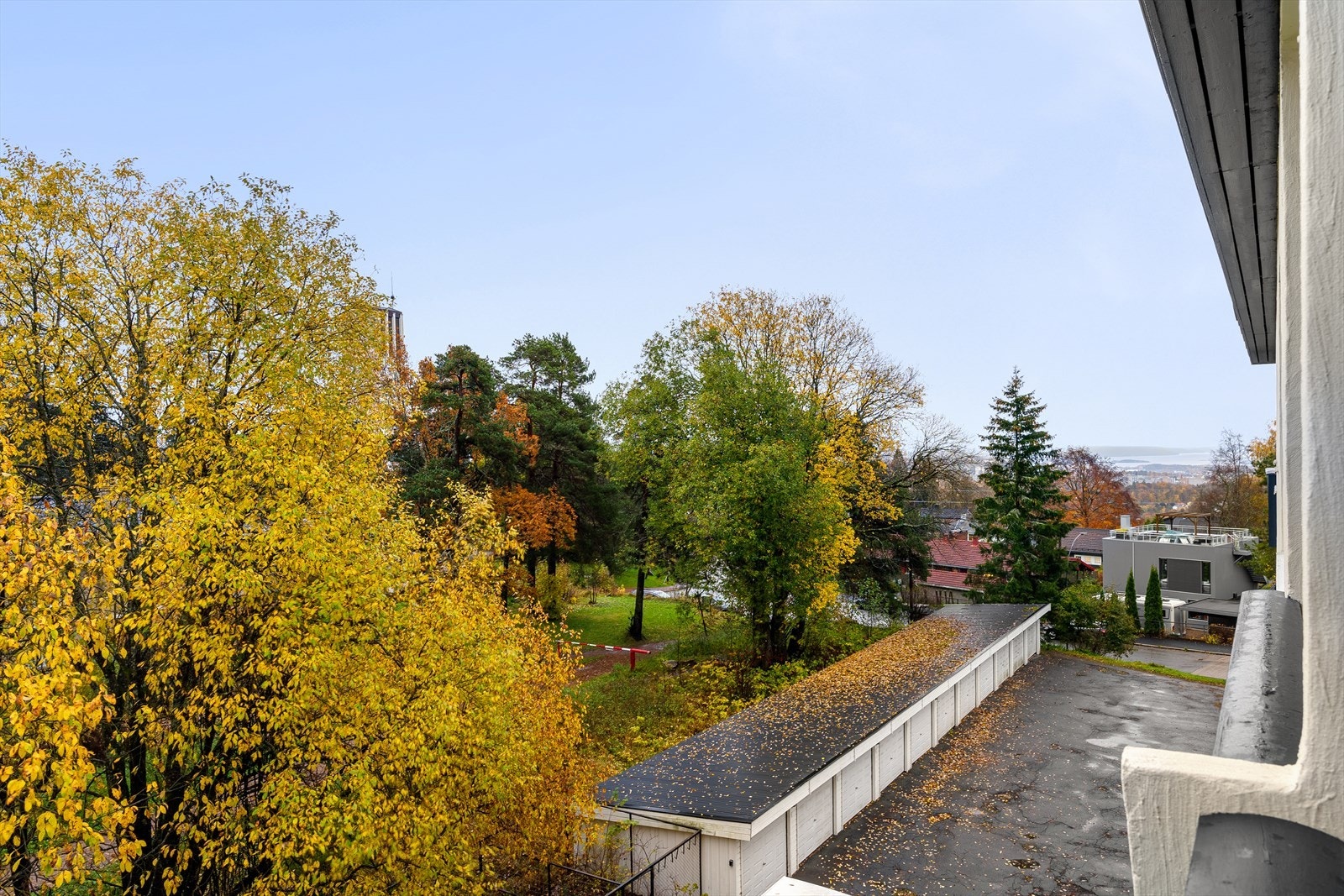 Balkongen har et høyt og flott utsyn over Oslofjorden. Her kan du nyte formiddagssolen med kaffekoppen i hånden. Galleribilde
