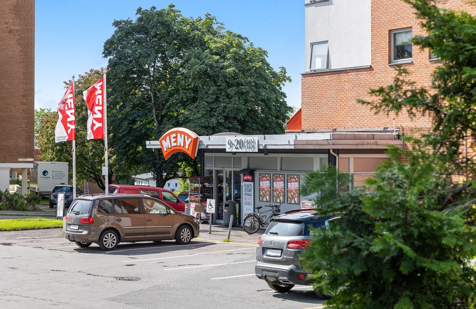 Stor Meny butikk et steinkast unna. Galleribilde