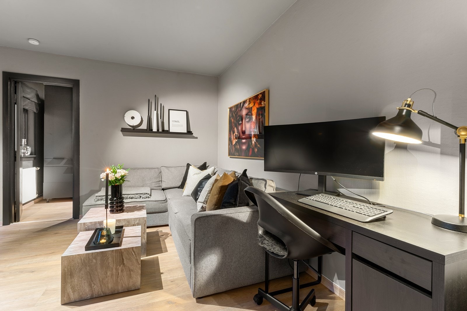 Det er også plass til et meget praktisk hjemmekontor i stue. Galleribilde