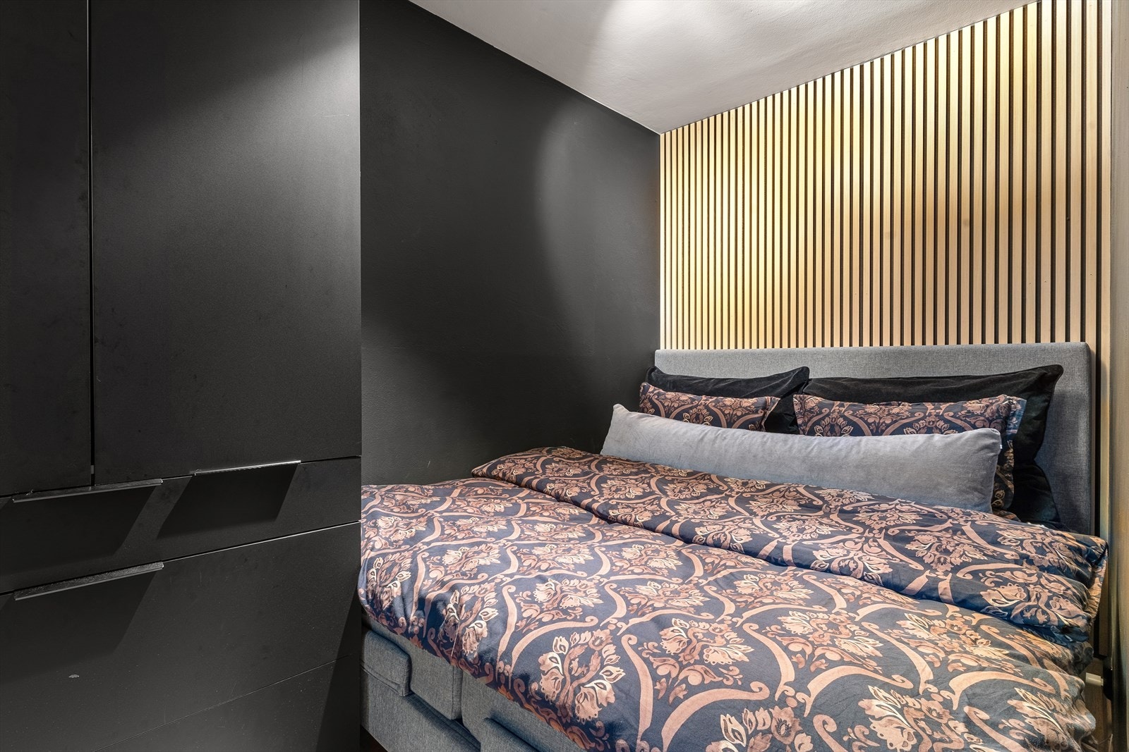 Lunt og romslig soverom med god plass til stor dobbeltseng og tilhørende garderobeskap. Galleribilde