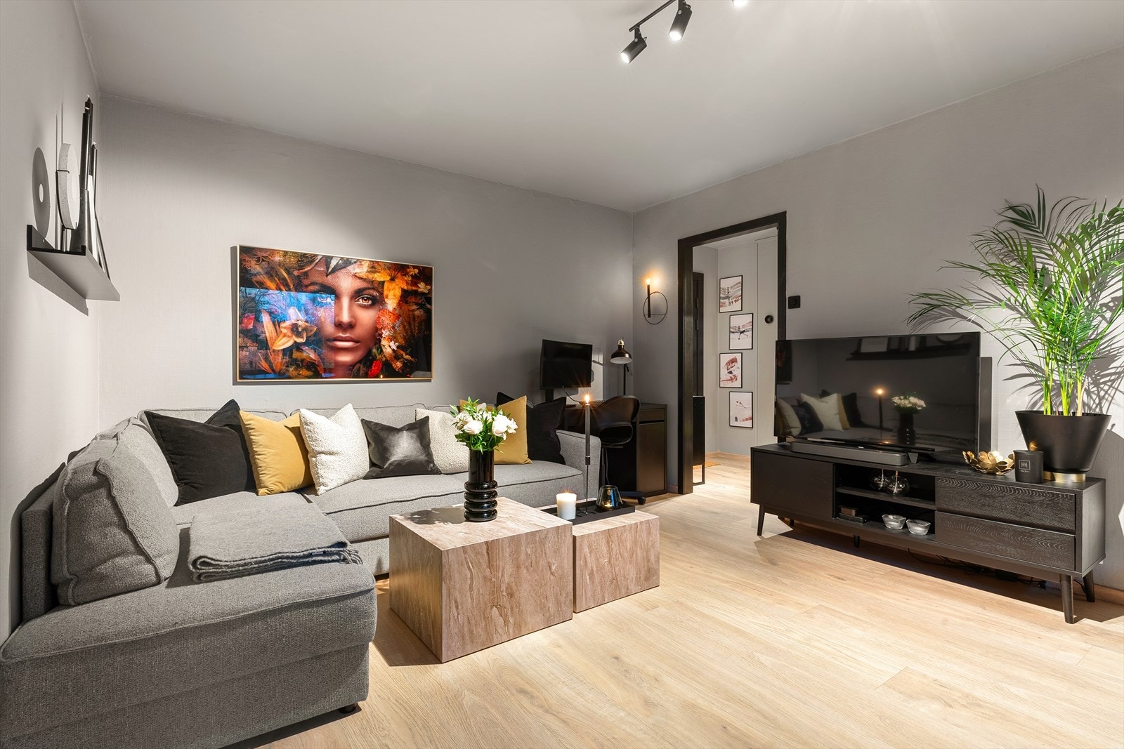 God plass til stor sofaseksjon med tilhørende tv-møblement. Himlingshøyde i stue er målt til ca. 2,50 meter. Galleribilde