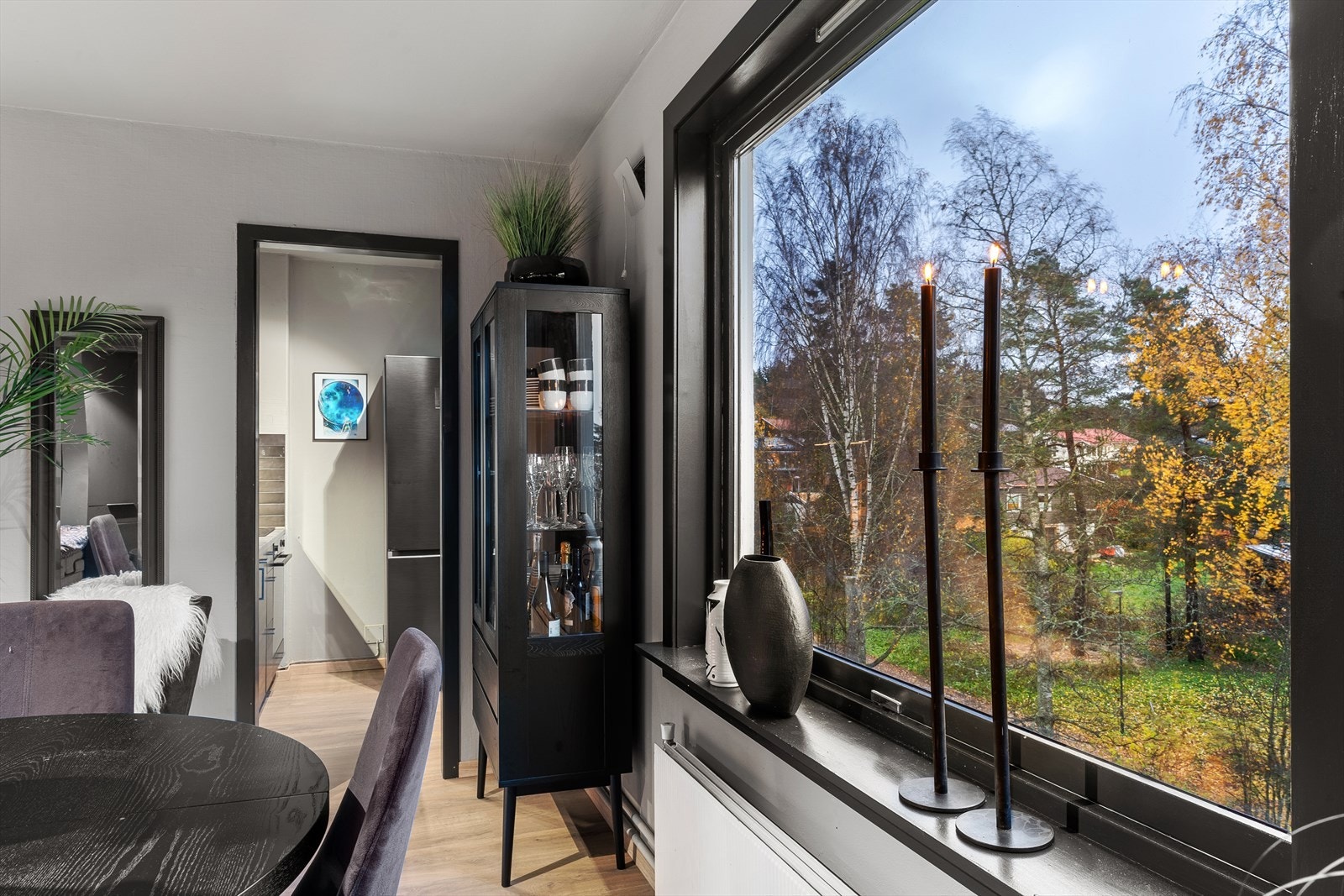 Leiligheten har store vinduer som slipper inn rikelig med naturlig lys, og vender ut mot grønne og rolige områder. Galleribilde