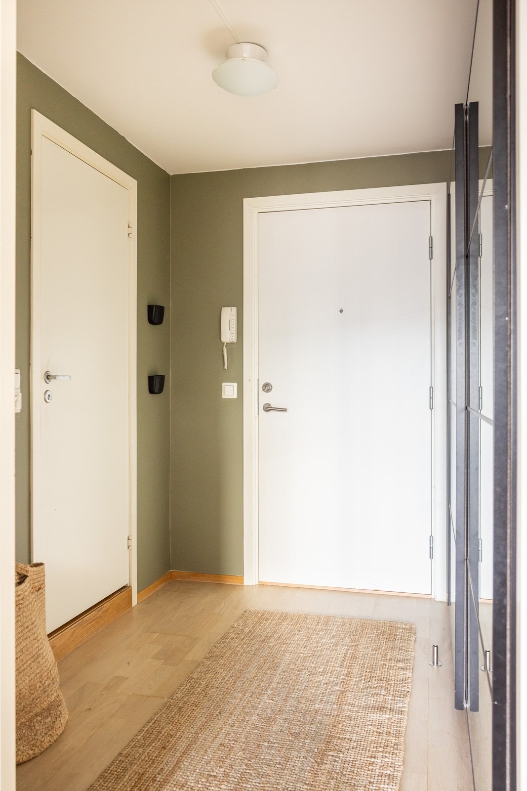 Boligen disponerer en ekstern bod i kjeller i nabobygg på ca. 5 kvm Galleribilde