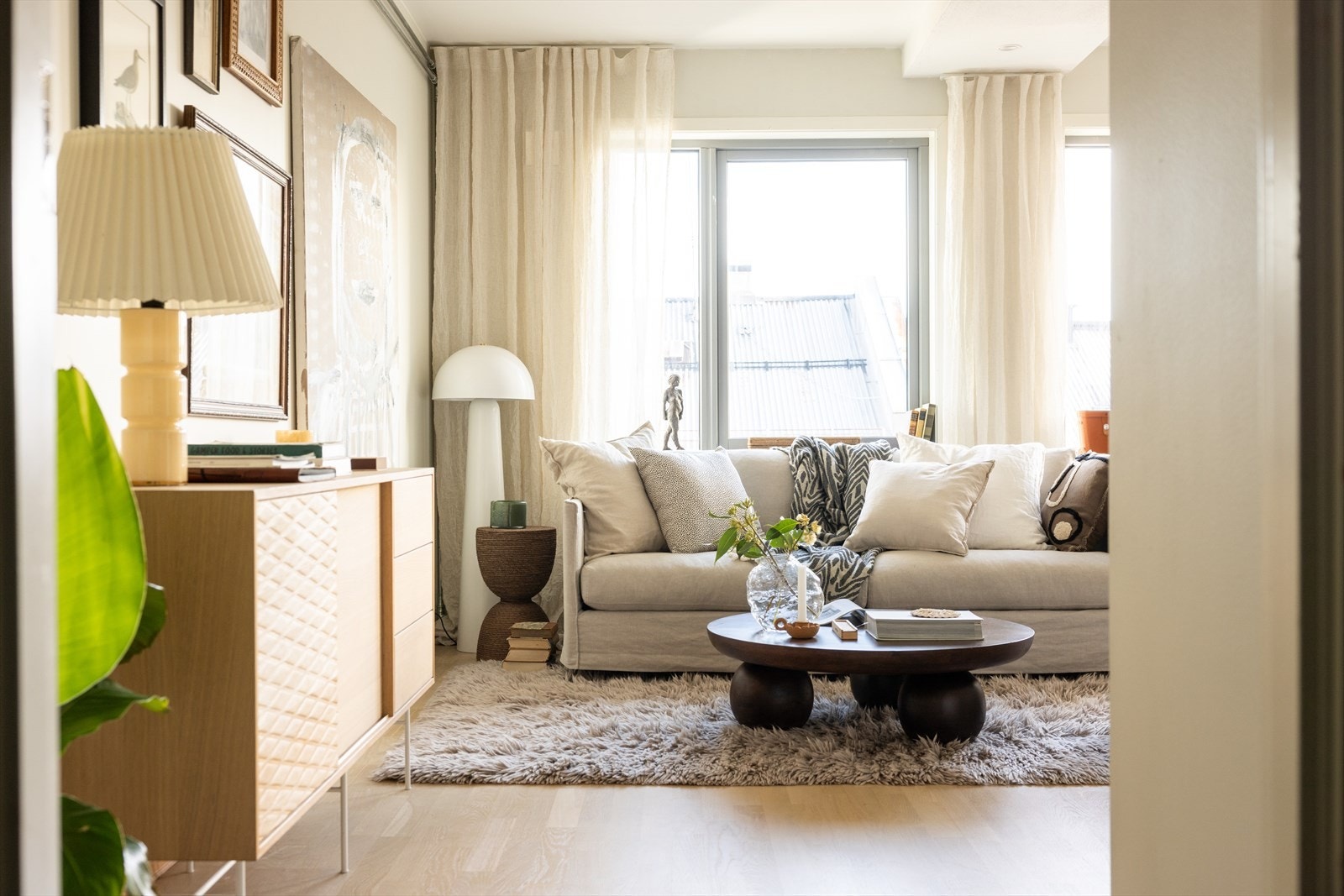 Leiligheten varmes opp via radiatorer tilknyttet fjernvarme som er inkludert i de lave felleskostnadene på kr. 2 495,- Galleribilde