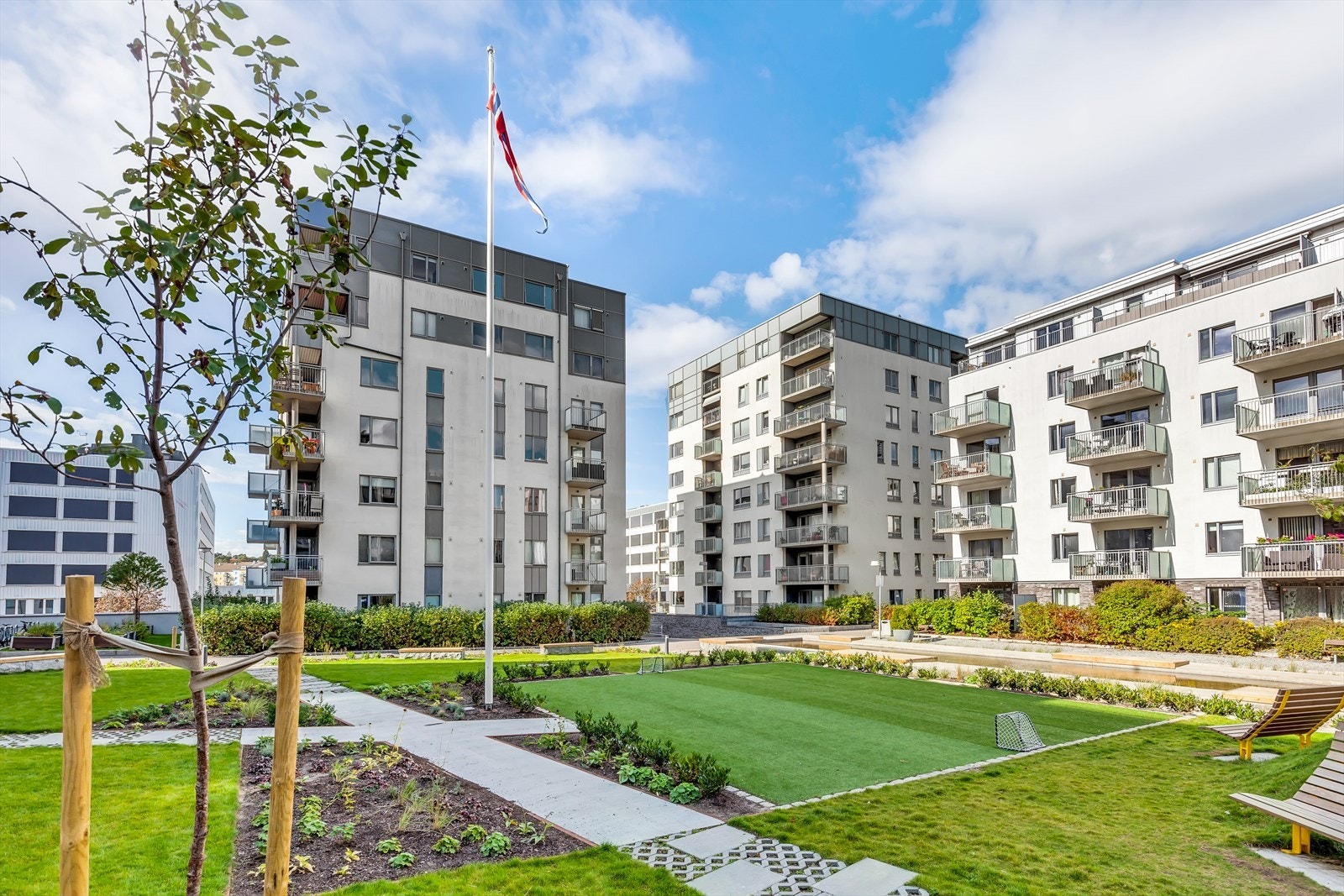 Pent opparbeidet fellesareal med asfalterte internveier, lekeplass, plen og beplantning. Barnehage på område (FUS Ringnes Park), hvor beboerne har fortrinnsrett Galleribilde