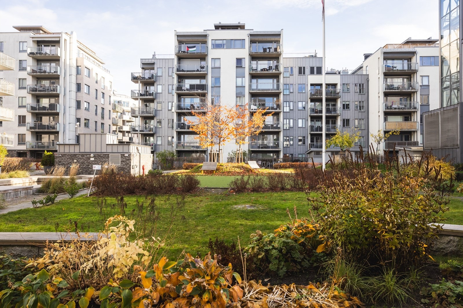Pent opparbeidet fellesareal med asfalterte internveier, lekeplass, plen og beplantning. Barnehage på område (FUS Ringnes Park), hvor beboerne har fortrinnsrett Galleribilde