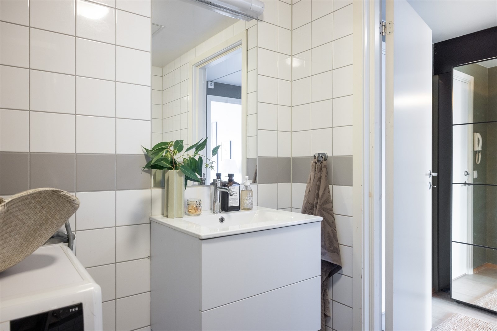 Baderommet har enkel adkomst fra entrè Galleribilde