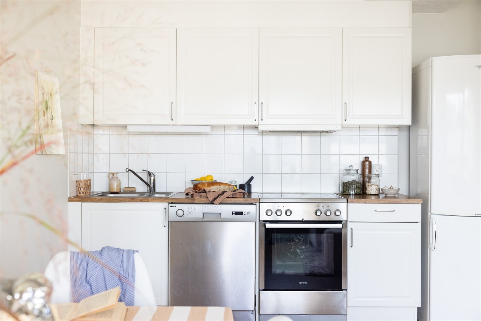 Kjøkkenet har frittstående hvitevarer som medfølger handelen Galleribilde