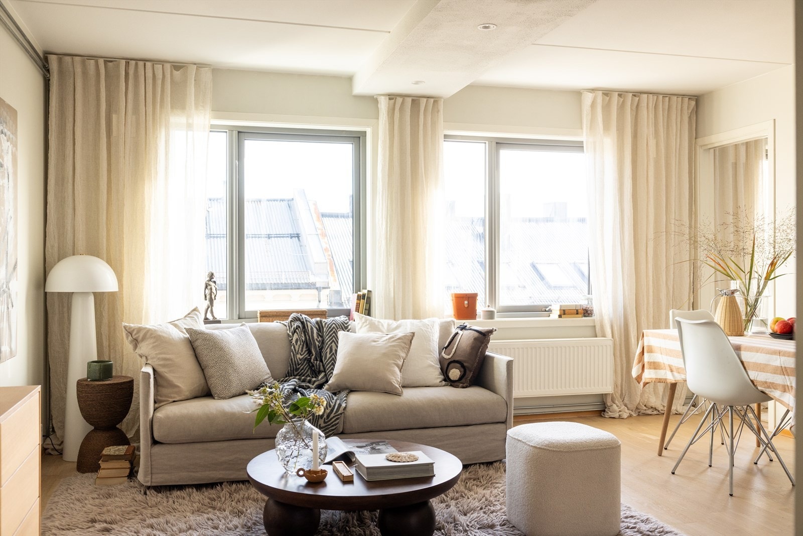 Stuen er av god størrelse og har plass til sofaløsning med tilhørende møblement, samt spisebord Galleribilde