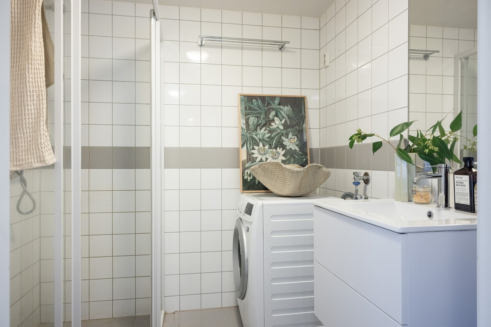 Helfliset baderom med varme i gulv og opplegg for vaskemaskin Galleribilde