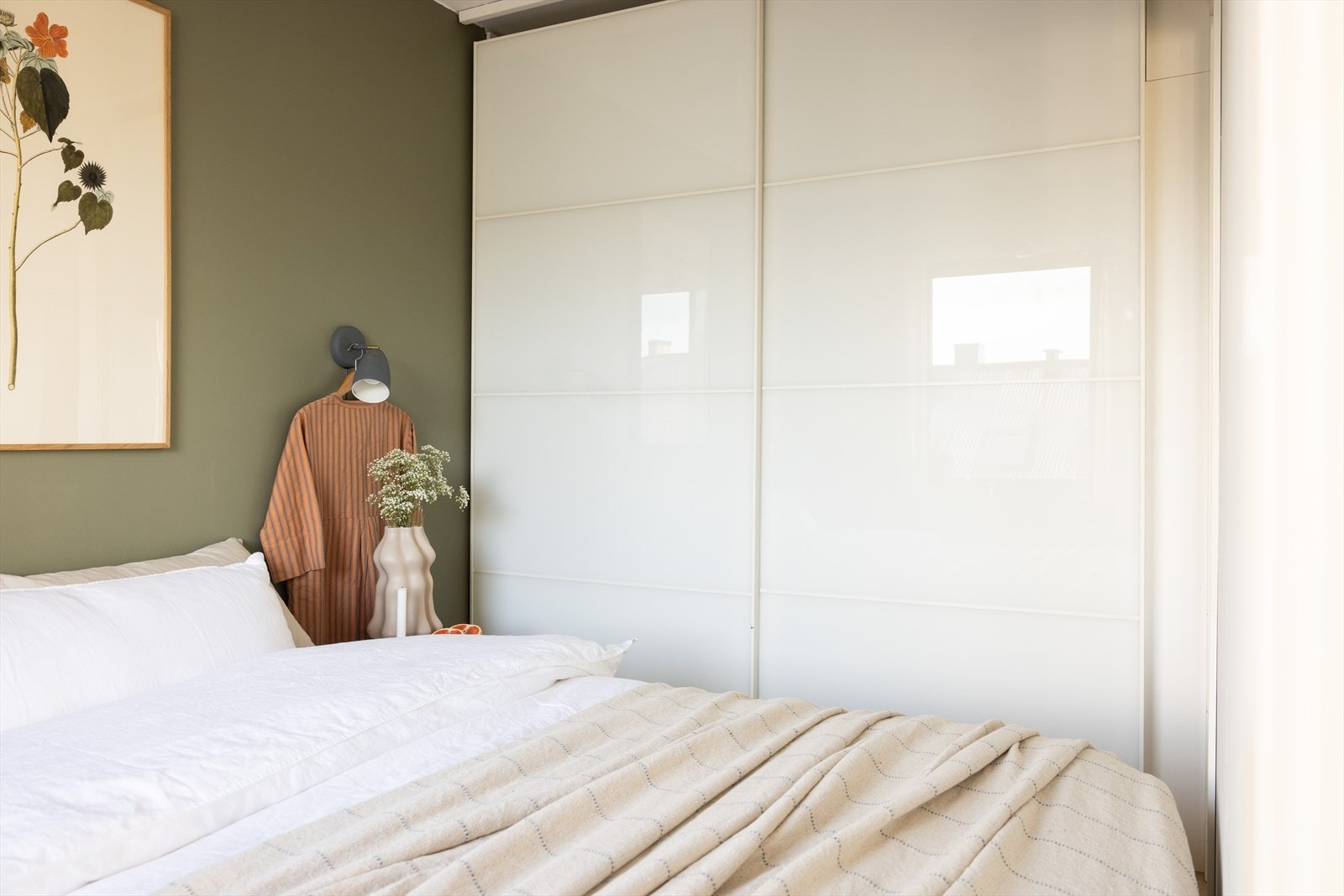 Stor skyvedørgarderobe med masse oppbevaringsmuligheter Galleribilde