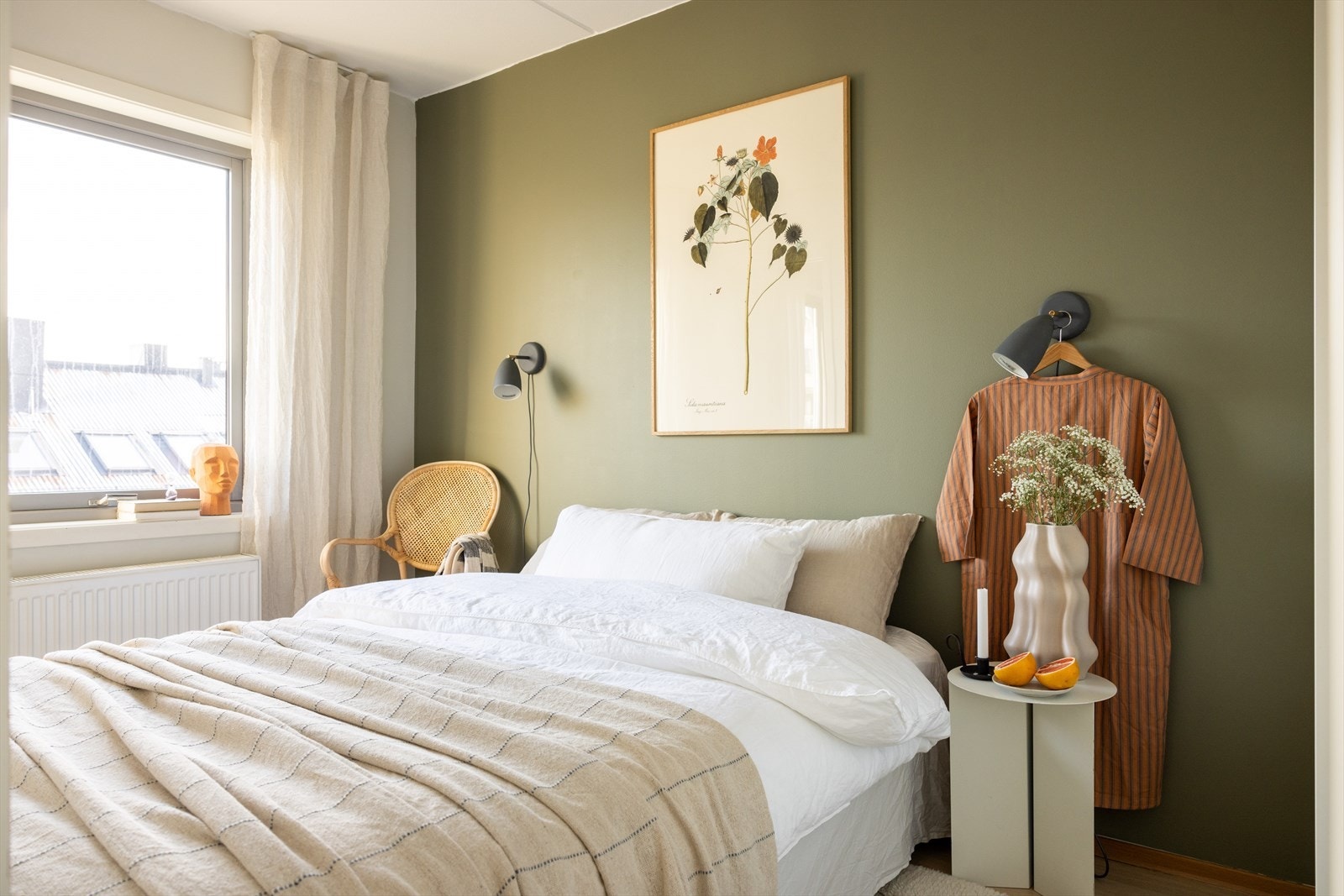 Stort og luftig soverom med god plass til dobbeltseng og nattbord Galleribilde