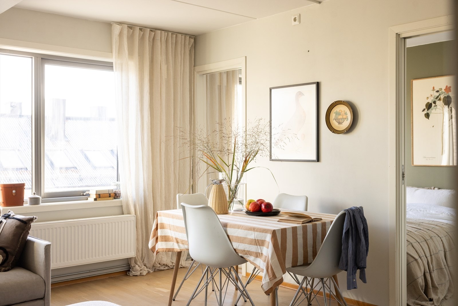 Stue/kjøkken har store og flotte vindusflater som slipper inn godt med lys Galleribilde