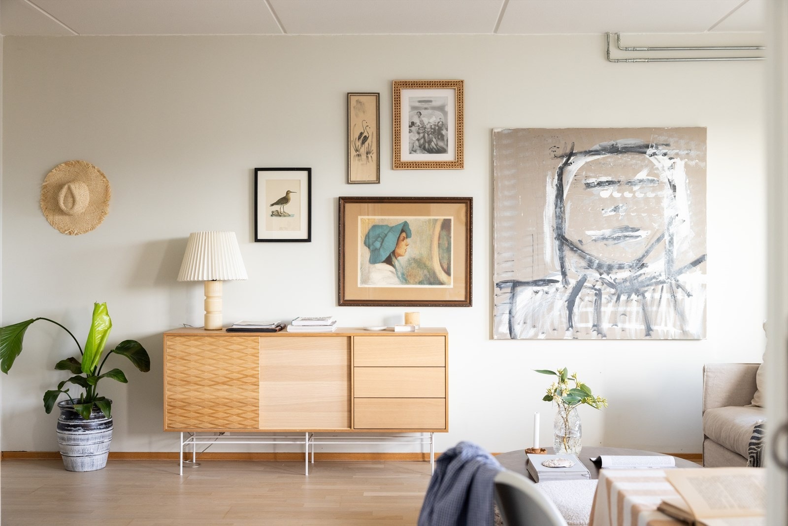 Tak og veggflater ble i 2024 malt i lyse og delikate fargetoner Galleribilde