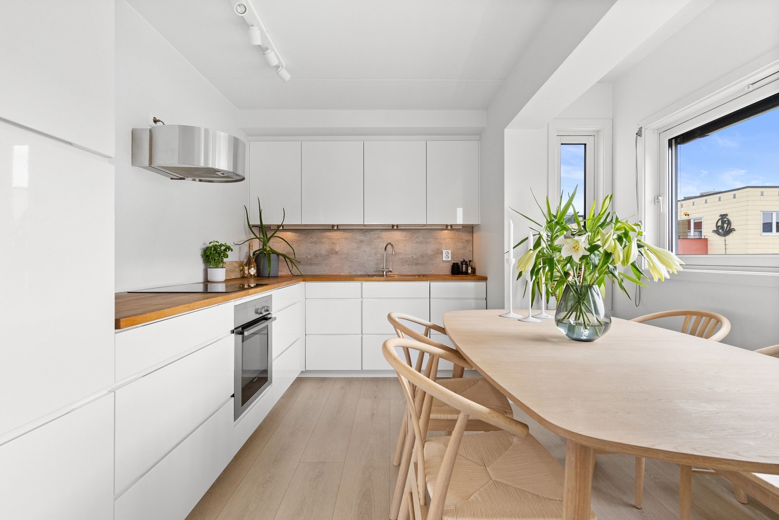 Kjøkkenet ligger i en praktisk nisje med god plass til spisebord. Galleribilde