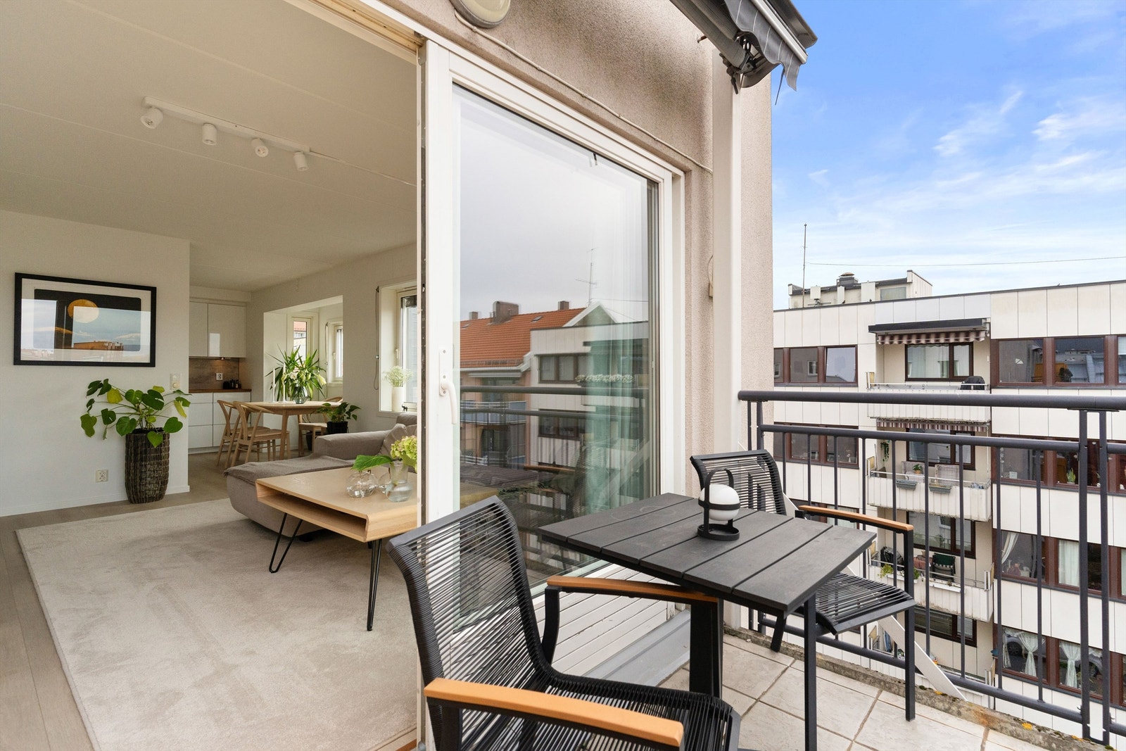 Hyggelig sydvestvendt balkong med sol fra morgen til kveld! Galleribilde