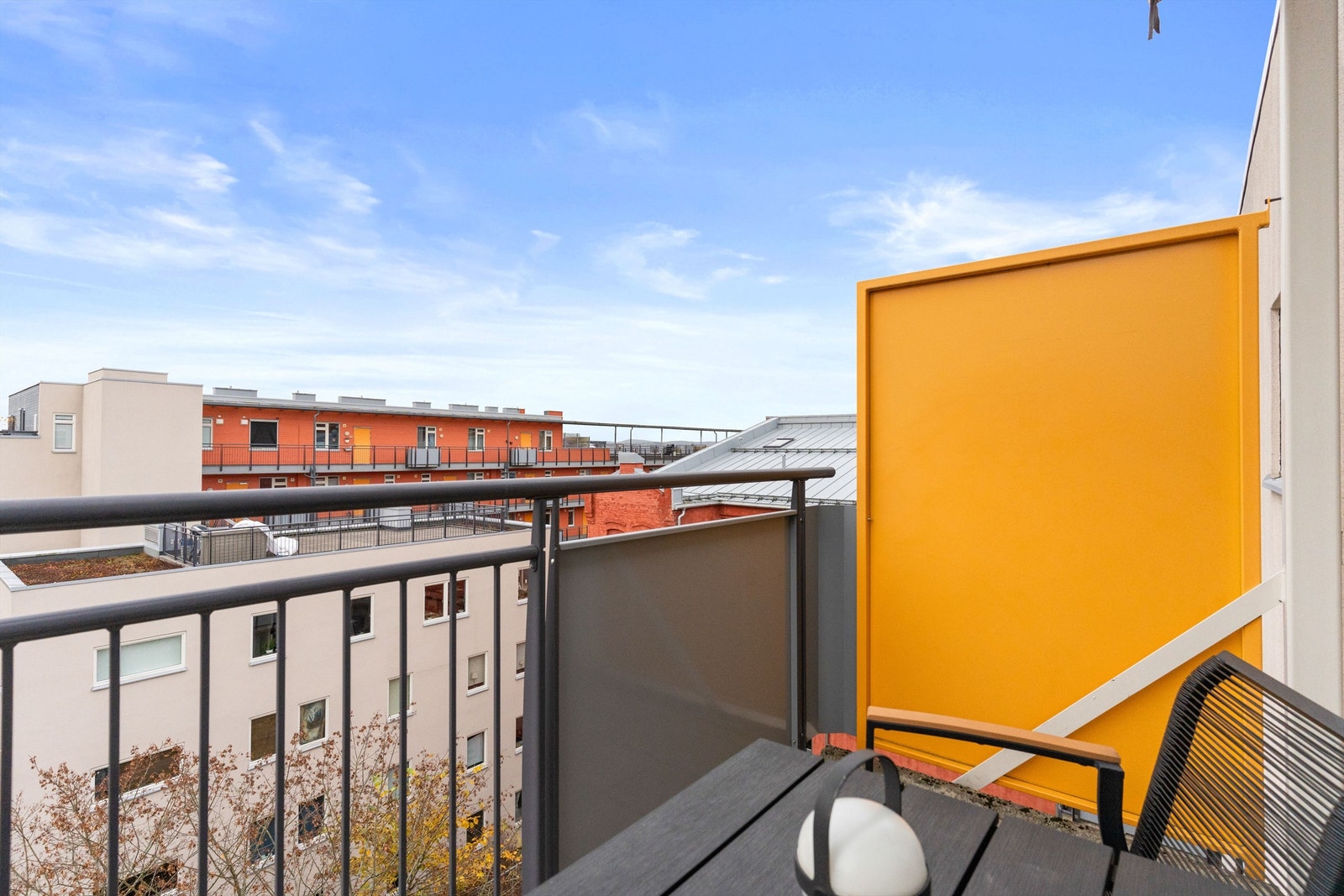 Balkongen er av god størrelse med plass til utemøblement og grill. Galleribilde