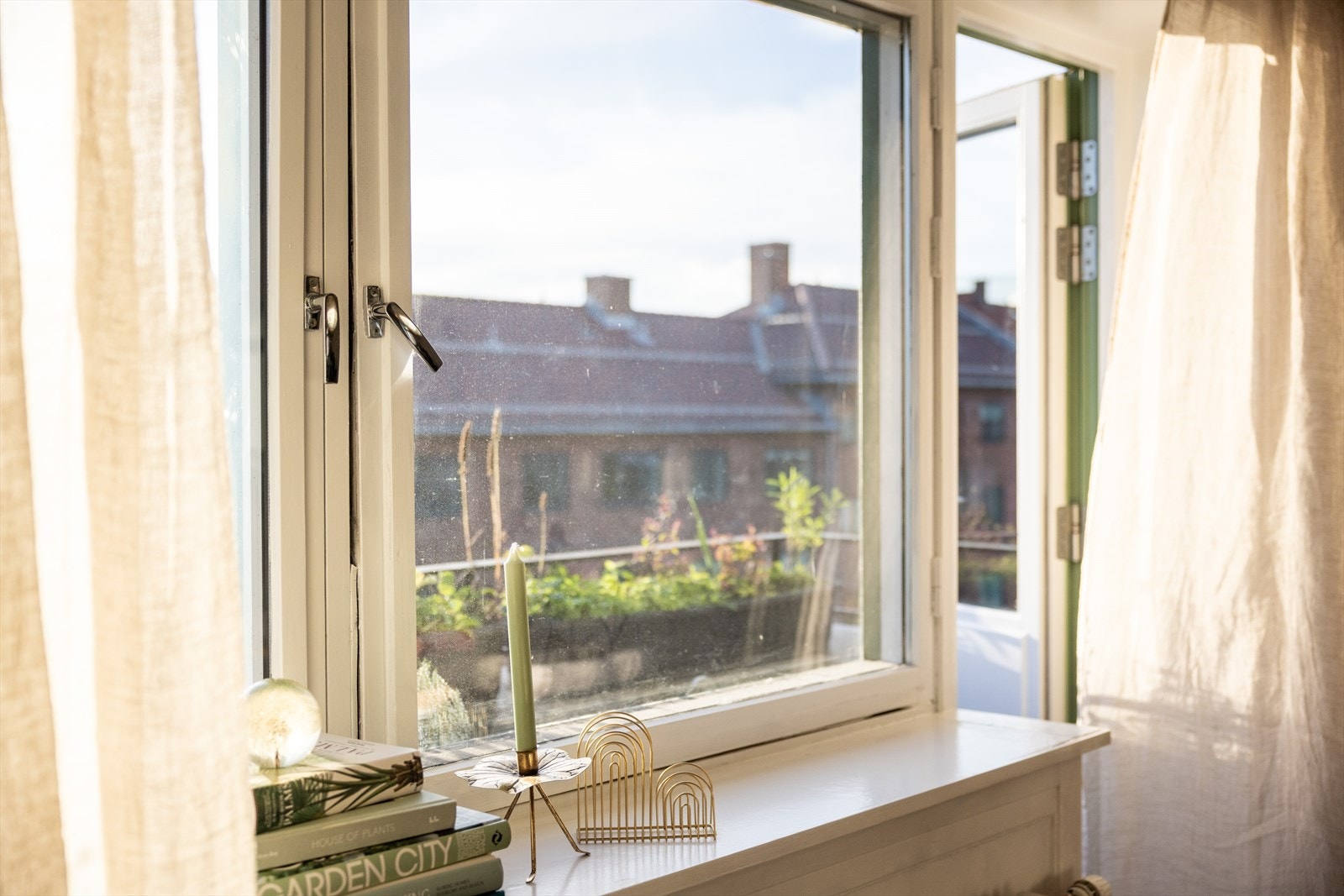 - Store vindusflater som gir rikelig med luft og lys - Galleribilde