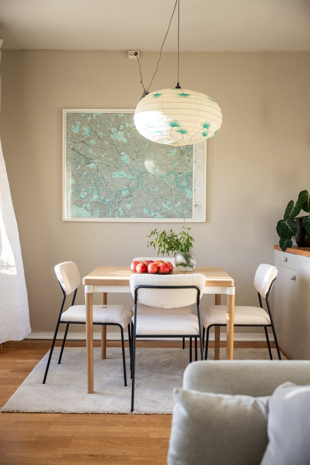 - Det er også plass til spisebord i stuen - Galleribilde