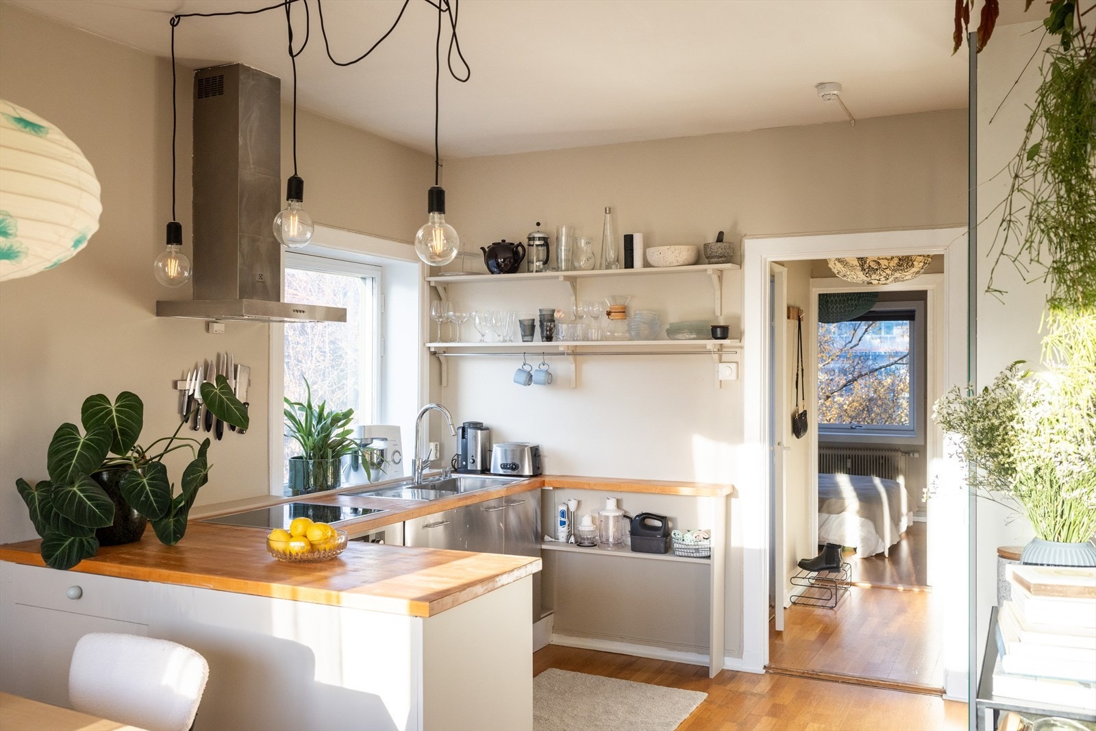 - IKEA-kjøkken fra 2013 med åpen løsning mot stuen. Kjøkkeninnredning med glatte stålfronter. Heltre benkeplate med nedfelt vaskekum - Galleribilde