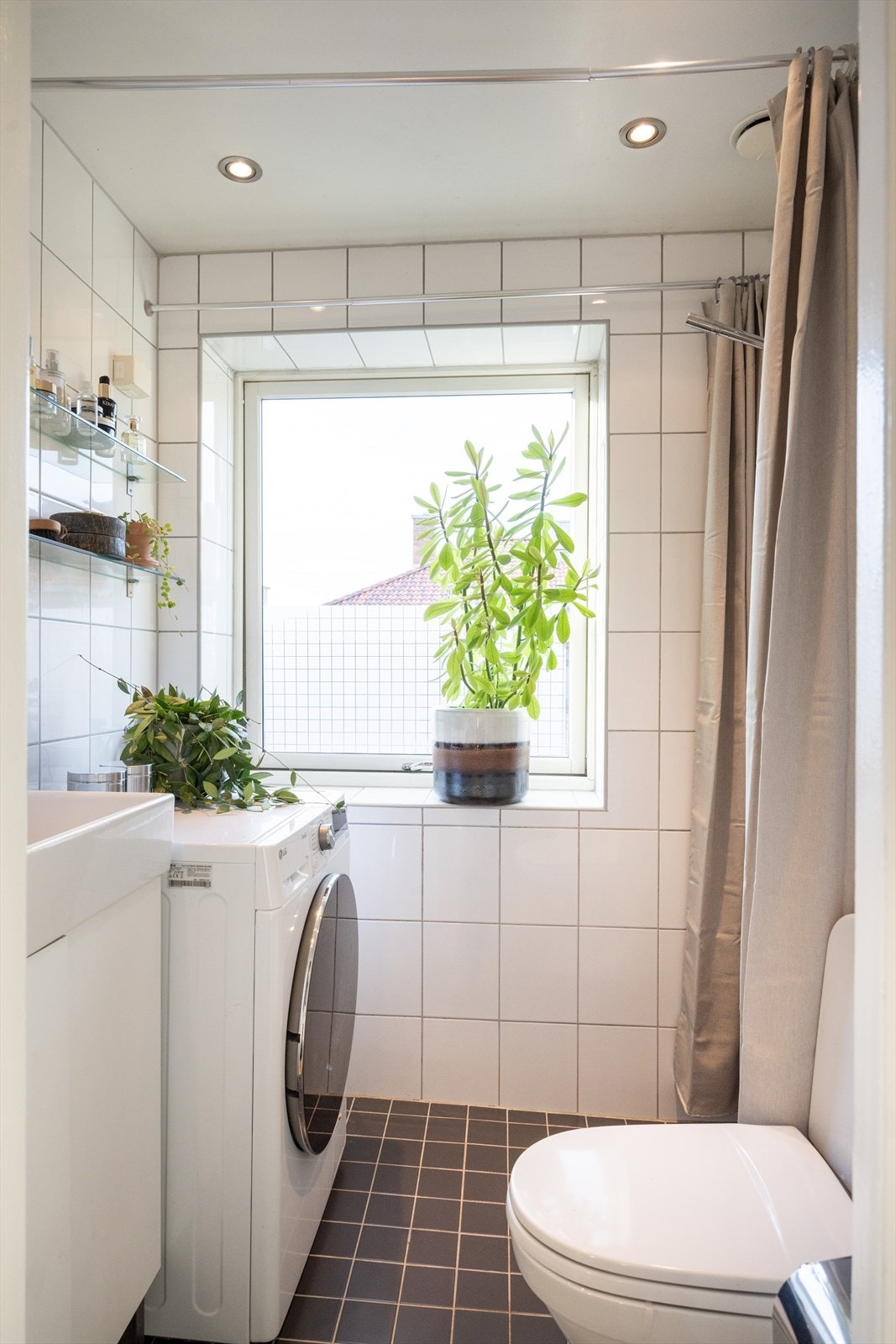 - Flislagt baderom med varme i gulvet og downlights i himling - Galleribilde