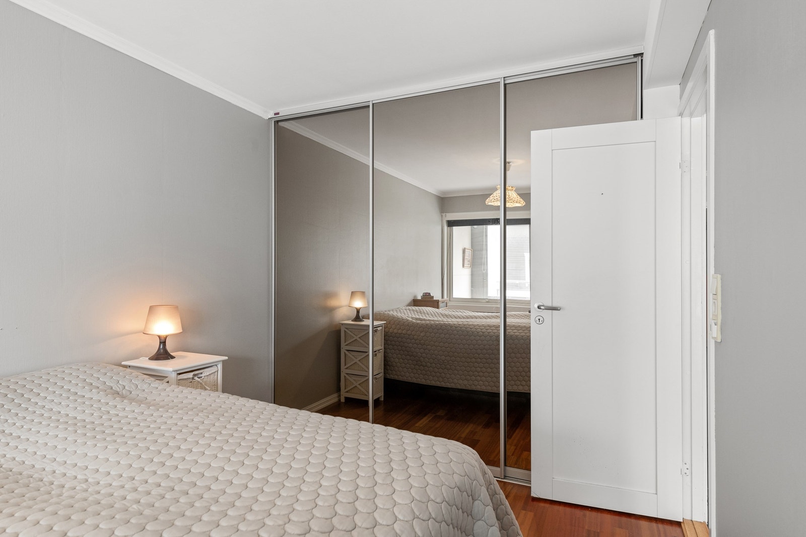 Soverom med skyvedørsgarderobe Galleribilde