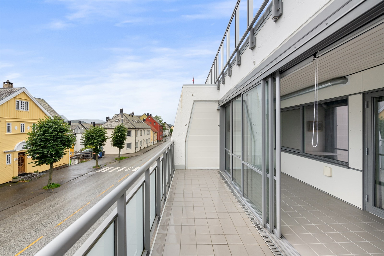 Balkong og innglasset balkong mot Borgundvegen Galleribilde