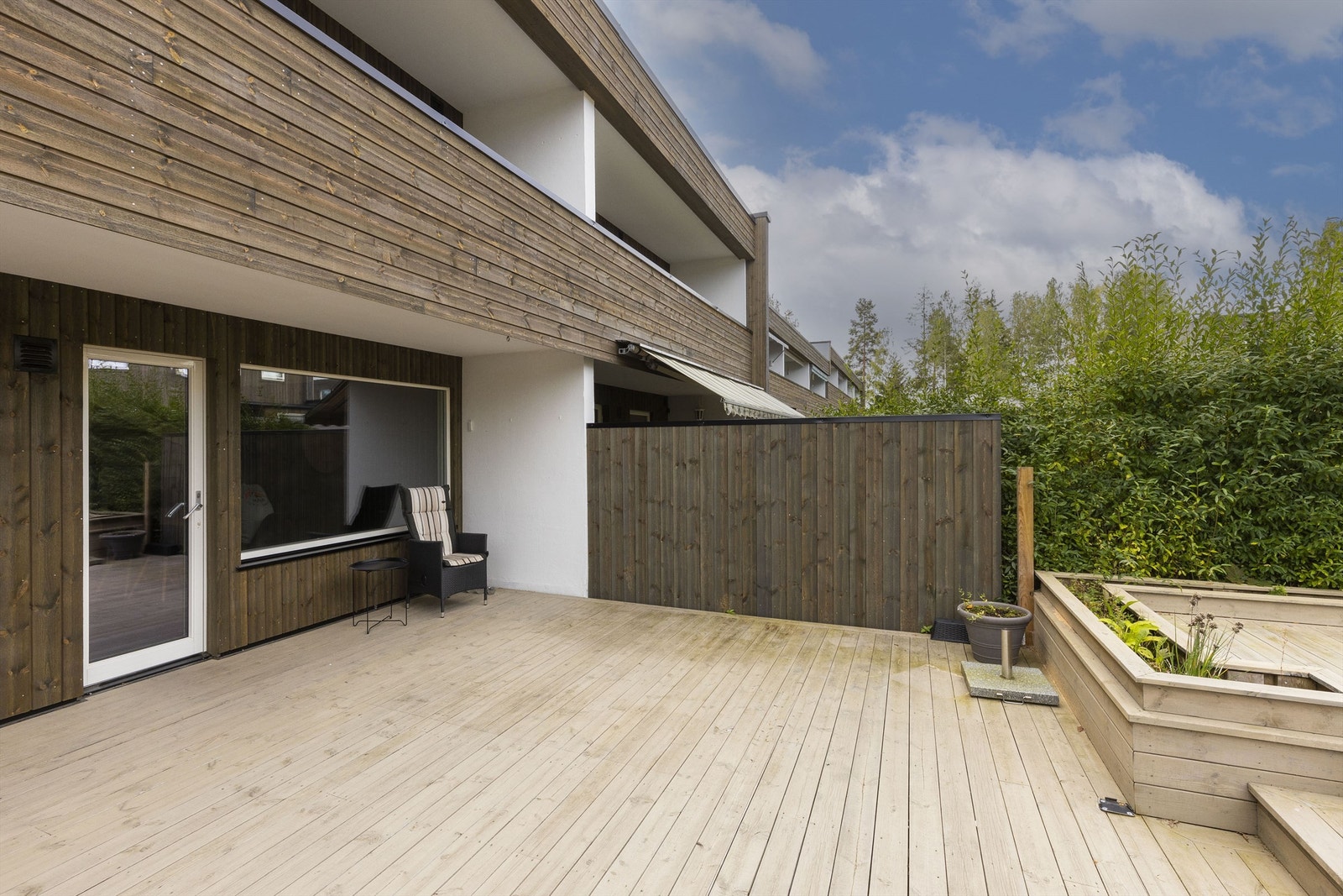 Pent opparbeidet uteområde med plattinger over 2 nivåer Galleribilde