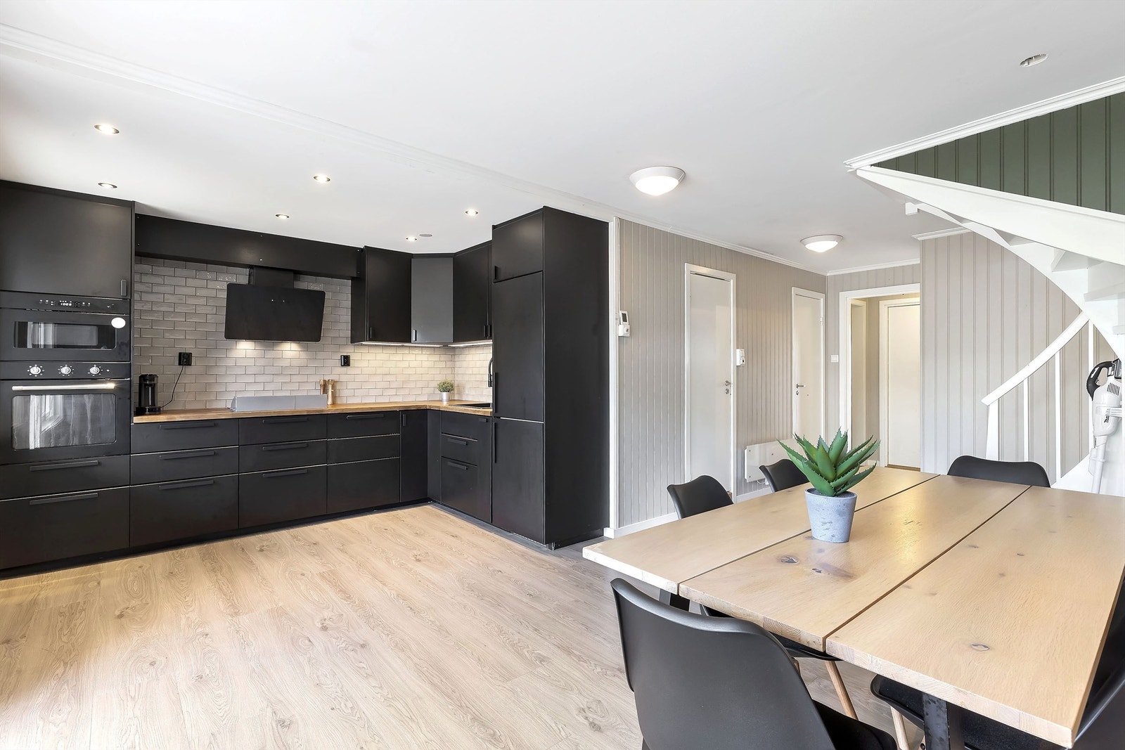 Lekkert kjøkken fra 2020 med integrerte hvitevarer Galleribilde