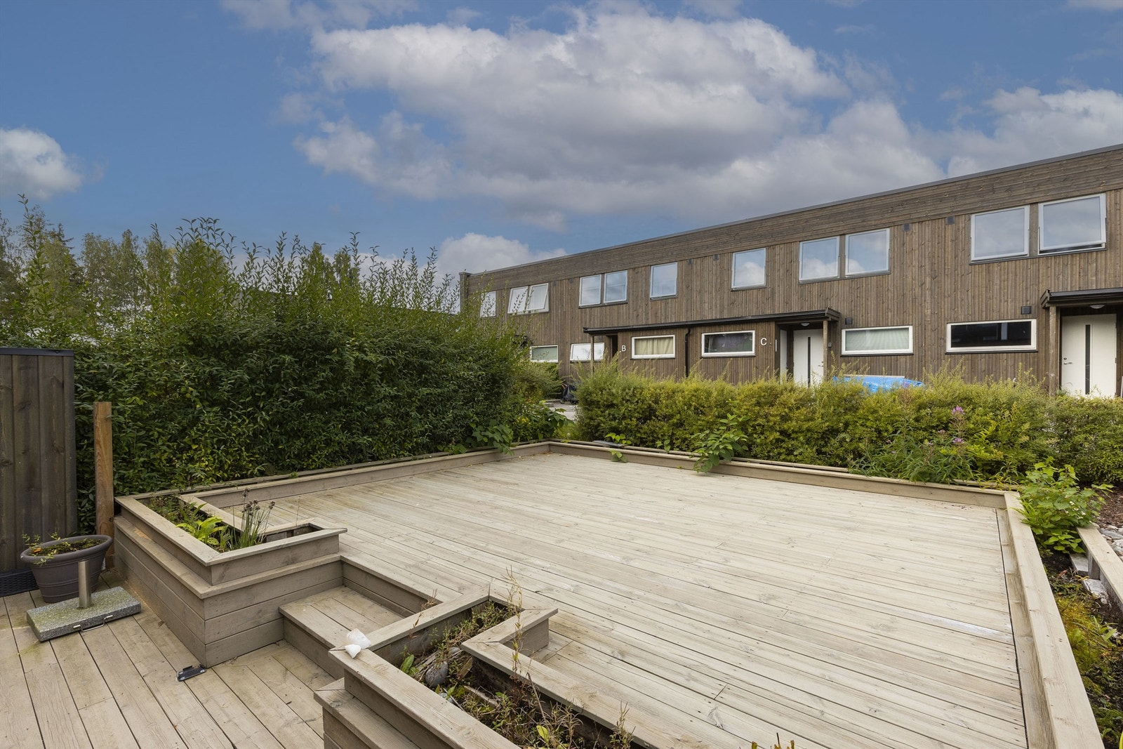 Pent opparbeidet uteområde med plattinger over 2 nivåer Galleribilde