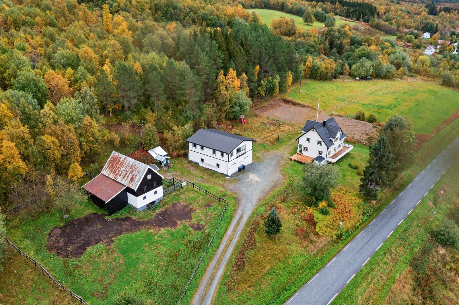 Fantatisk landbrukseiendom - på eiendommen finner du bolighus, fjøs/stall, dobbelgarasje med innredet leilighet og naust.