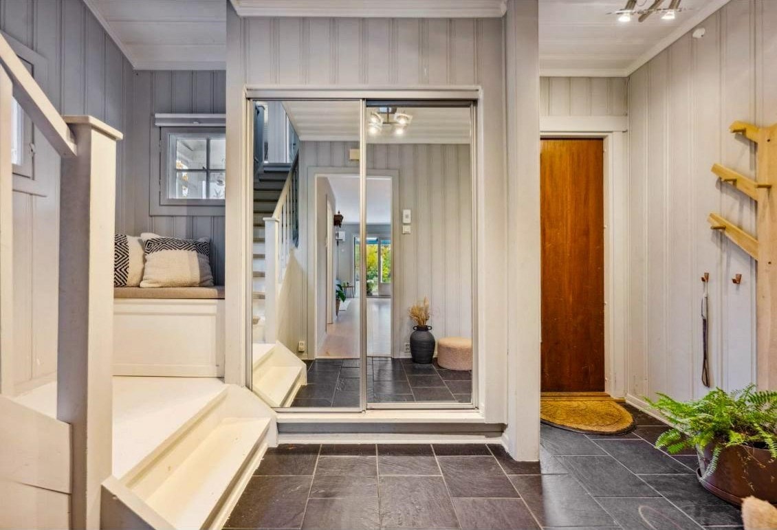 Flislagt entre med gulvvarme og skyvedørsgarderobe Galleribilde