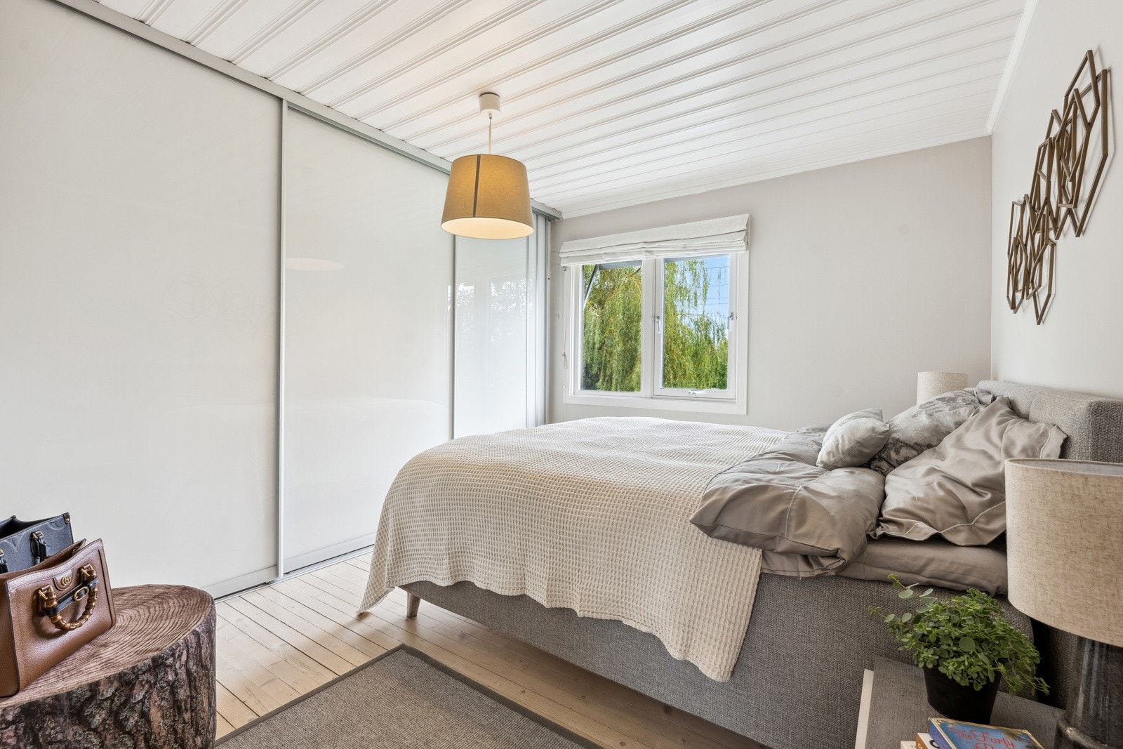 Hovedsoverom med stor skyvedørsgarderobe (2015) Galleribilde