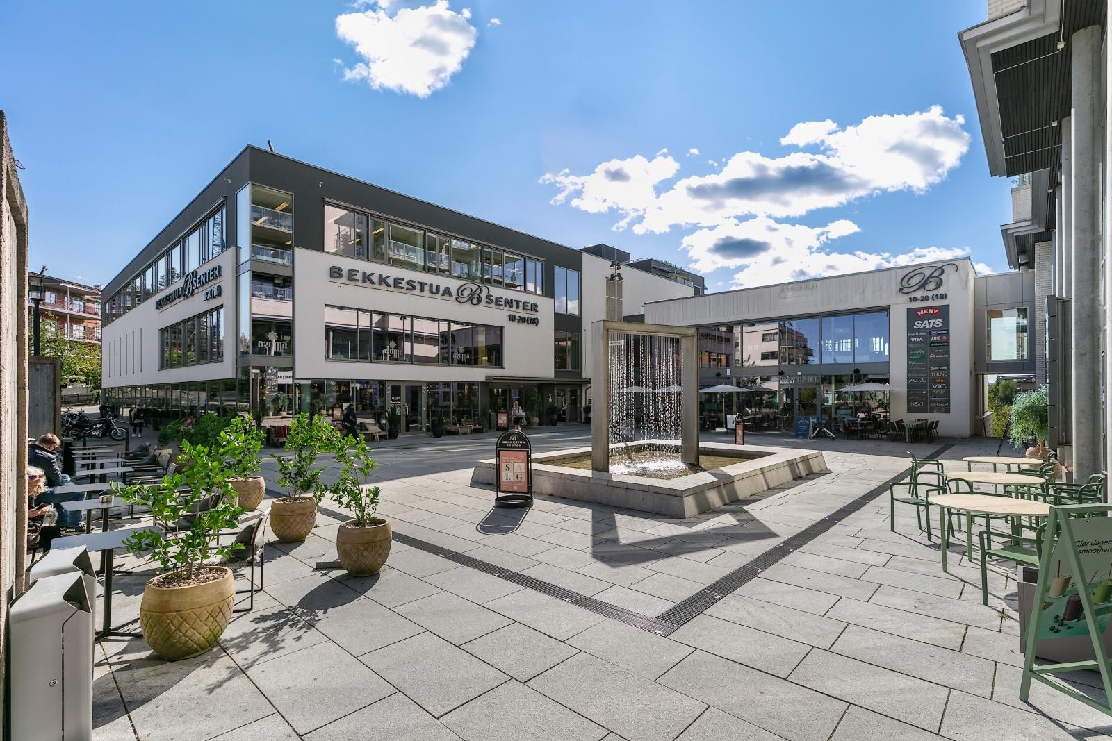 Det er matbutikker i nærområdet, og kort avstand til både Bekkestua og Sandvika Galleribilde