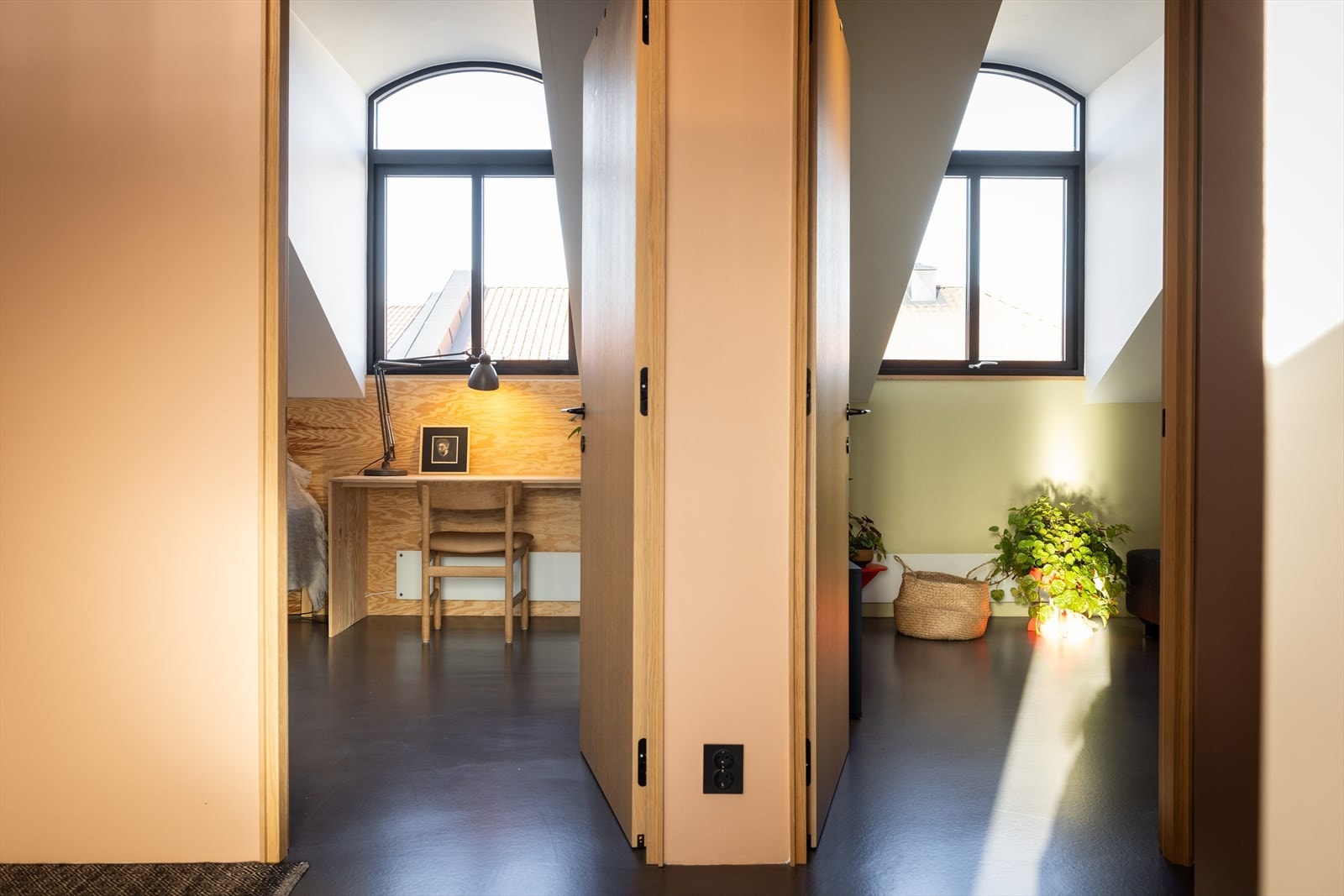 De to siste soverommene har begge stort vindu som slipper inn rikelig med lys Galleribilde