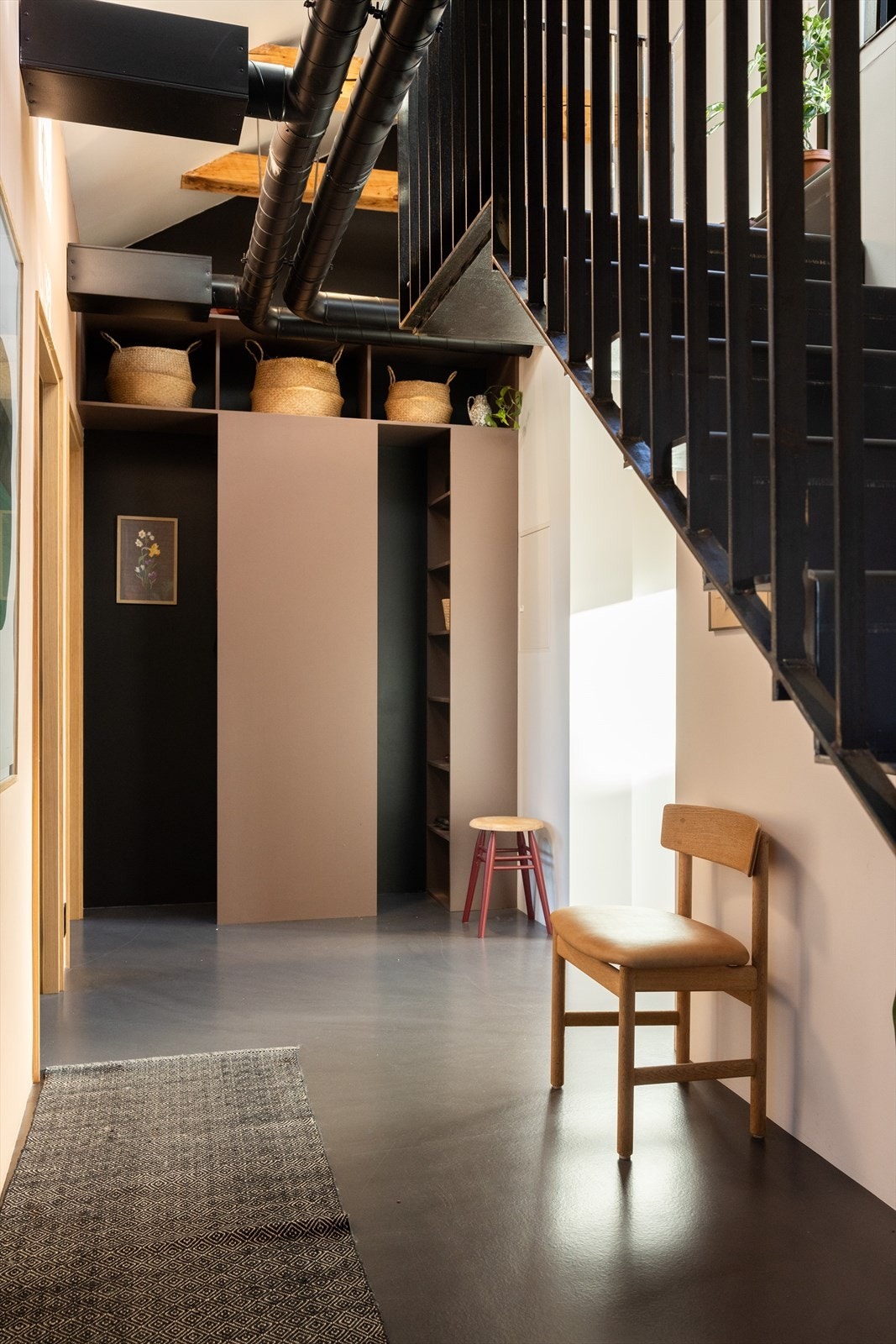 Hyggelig og moderne entré som gir et godt inntrykk av boligen Galleribilde