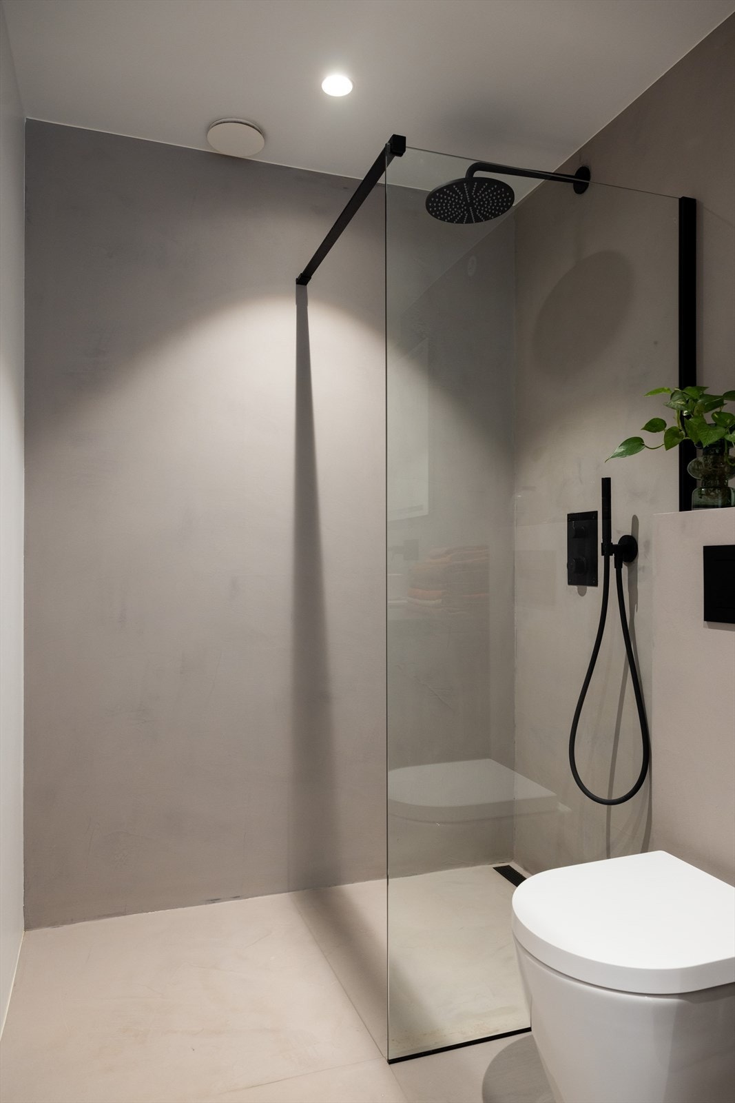Gulvet er belagt med stilig mikrosement og har et eksklusivt designersluk. Veggene har en kombinasjon av mikrosement og glattmalte plater som gir et elegant uttrykk Galleribilde