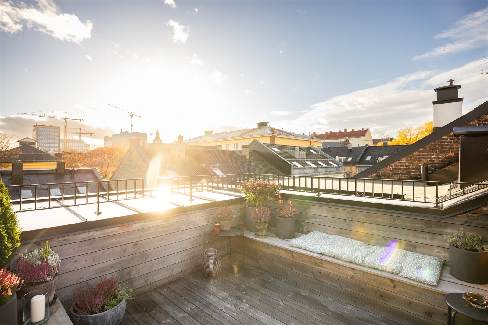 En fantastisk toppleilighet i 4. etasje med 3 soverom, peis, god takhøyde og privat takterrasse Galleribilde