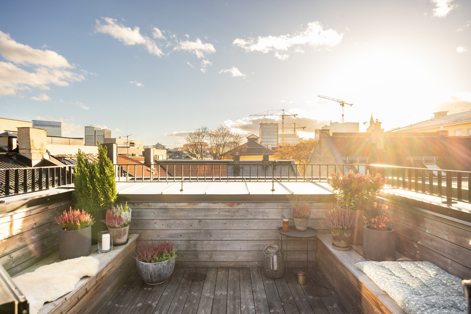 Opp ståltrappen er det utgang til en fantastisk takterrasse med fantastiske solforhold Galleribilde