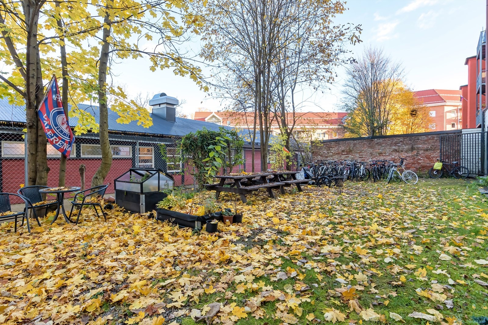 Hyggelig felles hage med flere sittegrupper og sykkelparkering Galleribilde